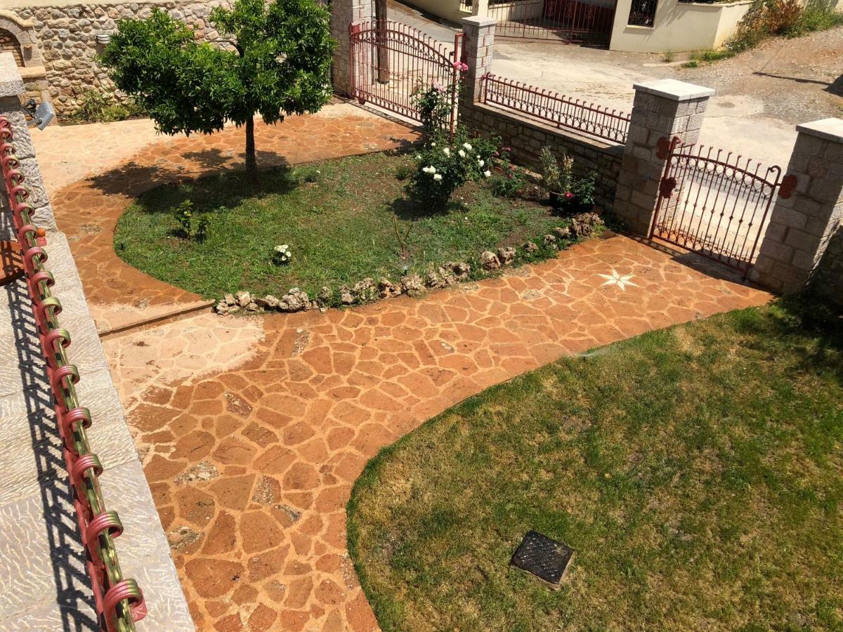 Villa Haus Kleopatra Leonídion Esterno foto
